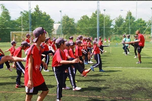 Học bóng đá cùng Quang Hải và các cầu thủ CLB Hà Nội