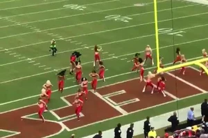 Hài hước:Cameraman xớn xác tông ngã 'kiều nữ' đội cổ vũ