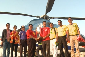 Nhìn lại sự kiện trao cúp trên không đi vào Guinness VN