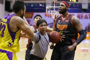 Derby VBA TP.HCM gặp sự cố bạo lực và cúp điện