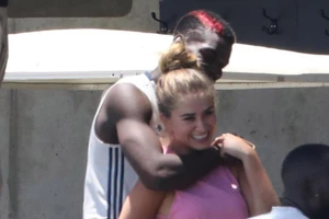 Sao MU cặp kè với hot girl tóc vàng bí ẩn ở Mỹ