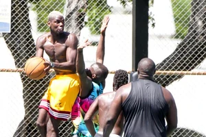 Sao MU bị cấm chơi bóng rổ, Lukaku chấn thương