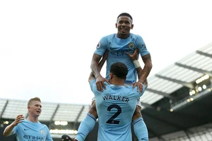 Man City hủy diệt Stoke, Chelsea thua sốc đội cuối bảng