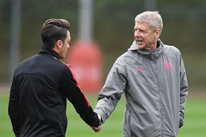 Sao Arsenal cầu cứu… MU