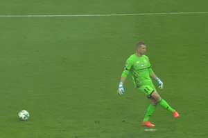 Cười chút chơi với cú sút tưởng tượng hài hước nhất năm