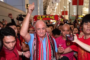 Cựu HLV Chelsea rời Trung Quốc như người hùng