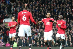 Ibra, Pogba tái xuất, Lukaku trút giận, MU thắng đậm