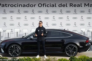 Cả đội Real Madrid rạng rỡ nhận siêu xe Audi miễn phí