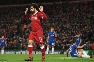 Liverpool rơi 'vàng', Chelsea suýt ôm hận vì người cũ