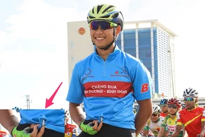 Lùm xùm chuyện cái áo gây khó cho các cua rơ