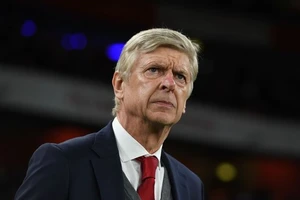 Wenger mượn Sumo bênh... Mourinho