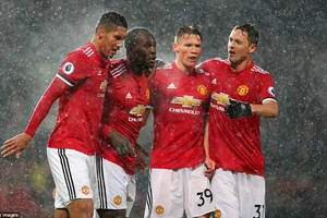 Lukaku ghi bàn giữa tâm bão, giúp MU vượt khó