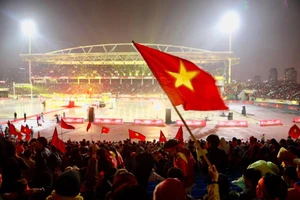 “Đường đến đỉnh vinh quang” vang khắp SVĐ Mỹ Đình