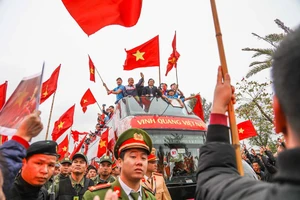 U-23 VN diễu hành hơn 4 giờ trên xe buýt giữa biển NHM