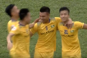 Sao U-23 VN tỏa sáng, SLNA hạ gục nhà vô địch Malaysia