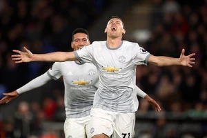 MU ngược dòng khó tin, vẫn đầu hàng Man City