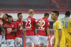 Thua ngược cay đắng, FLC Thanh Hóa mất ngôi nhì bảng