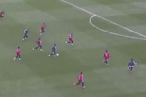 7 cầu thủ Argentina bao vây vẫn không ngăn nổi Messi