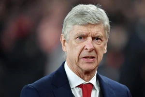 HLV Arsene Wenger bất ngờ bỏ họp báo vì… mất giọng