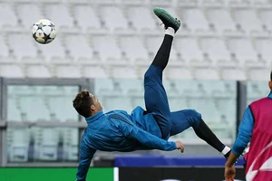 Real công bố video Ronaldo tung người móc bóng... lỗi