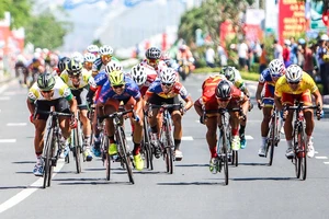 Nguyễn Thành Tâm 'xé' áo vàng chặng 15 Cúp Truyền hình