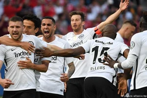 Bayern thua sốc, Frankfurt vô địch Cúp quốc gia Đức sau 30 năm