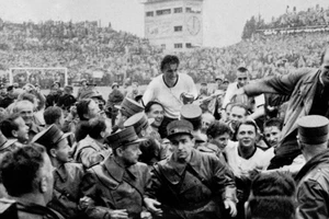 Ký ức World Cup: Nhà vô địch thua đậm nhất lịch sử