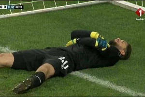 Hài hước: Thủ môn giả chấn thương để đồng đội đi ăn chống đói