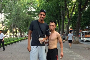 Mất World Cup, sao MU sang Việt Nam đá cầu