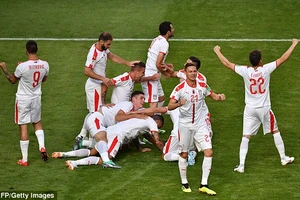 Serbia - Costa Rica (1-0): Cái chân trái huyền ảo của Kolarov