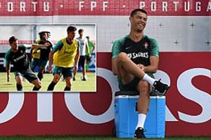 Ronaldo đùa giỡn trên sân tập trước thất bại của Messi