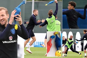 Lạ lùng bài tập bắt gà của tuyển Anh: Hẹn Pháp ở chung kết