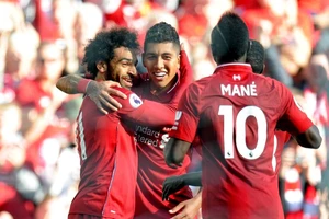 Salah tỏa sáng, Liverpool vượt Man City dẫn đầu Premier League