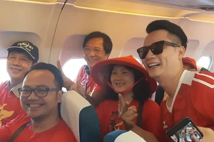 Ca sĩ Hoàng Bách, đạo diễn Trọng Trinh sang Indonesia cổ vũ VN