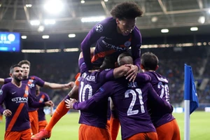 Man City thắng nghẹt thở phút cuối, MU chưa thoát khủng hoảng