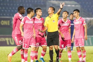 Bóng đá chuyên nghiệp kiểu… 'xào bài'