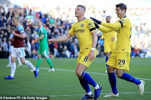 Arsenal đứt mạch thắng vì penalty, Chelsea thắng lớn