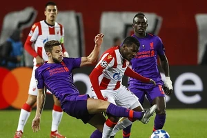 Liverpool thua sốc, Napoli và PSG tiếp tục cầm chân nhau