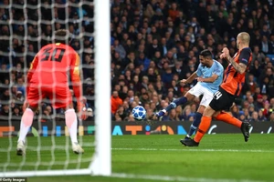 Bayern Munich thắng dễ, Man. City lại ‘chơi tennis’