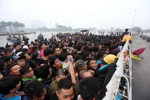 Mỹ Đình 'thất thủ', chợ đen thắng lớn!