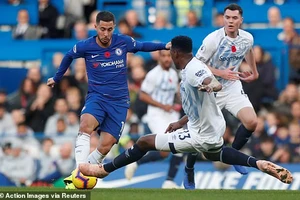 Bị Everton cản bước, Chelsea 'hụt hơi'