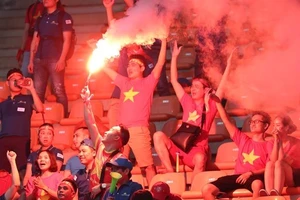 Đốt pháo sáng ở Mỹ Đình để ‘lên tiếng’ vụ vé?