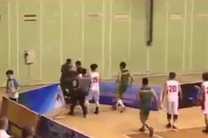 Cầu thủ bóng rổ Cần Thơ đấm thẳng mặt trọng tài