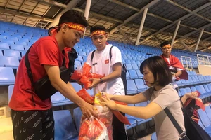 CĐV nhặt rác sau trận thắng của đội tuyển Việt Nam