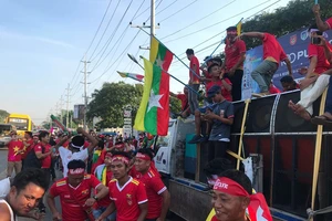 CĐV Myanmar múa hát tưng bừng trước trận gặp Việt Nam