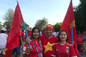 CĐV Việt Nam - Myanmar tình thương mến thương