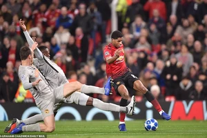 Real Madrid thắng thuyết phục, Man United may mắn vượt cửa hẹp
