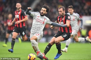 Salah lập hattrick, Liverpool vượt mặt Man City chiếm ngôi đầu