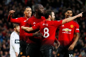 Man. United bùng nổ trên sân nhà, Arsenal thắng chật vật