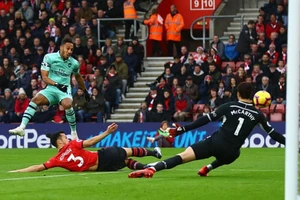Arsenal đứt mạch bất bại, Southampton thoát nhóm cầm đèn đỏ